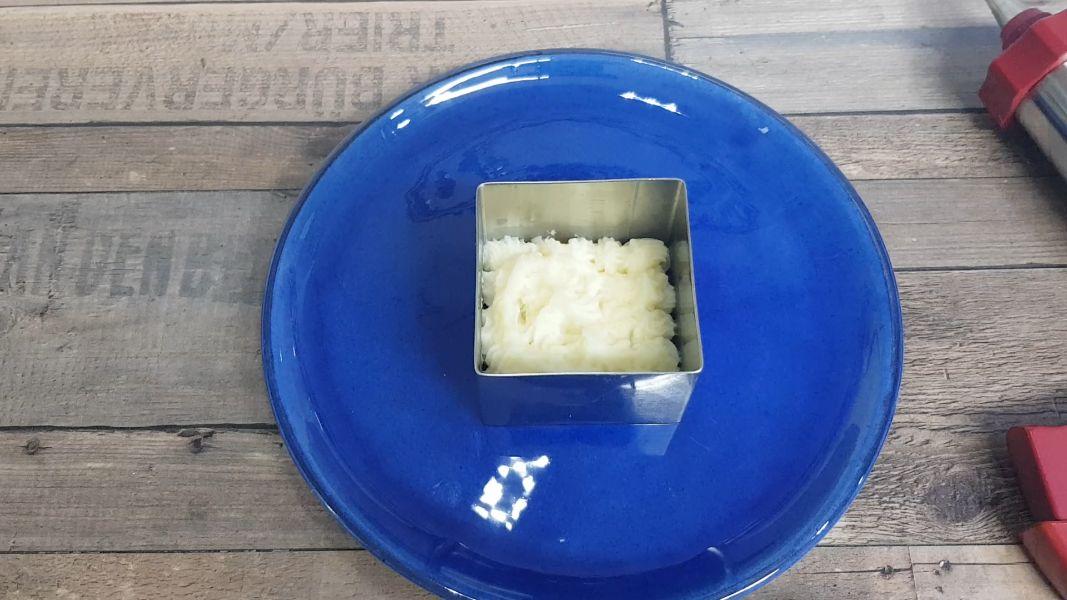 Pastel de lentejas al curry con crema de patata y coco