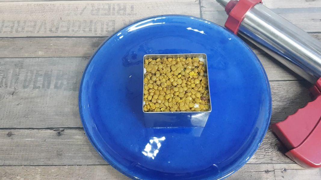 Pastel de lentejas al curry con crema de patata y coco