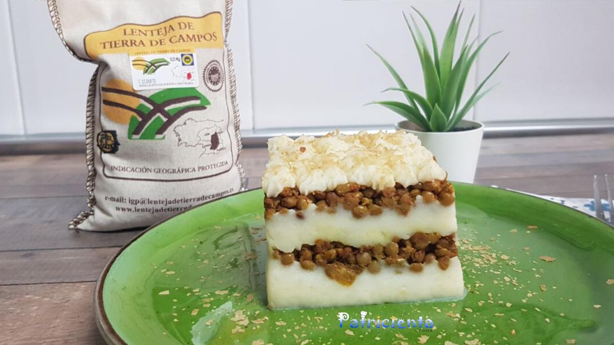 Pastel de lentejas al curry con crema de patata y coco