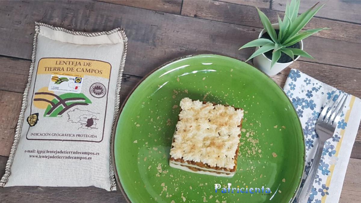Pastel de lentejas al curry con crema de patata y coco