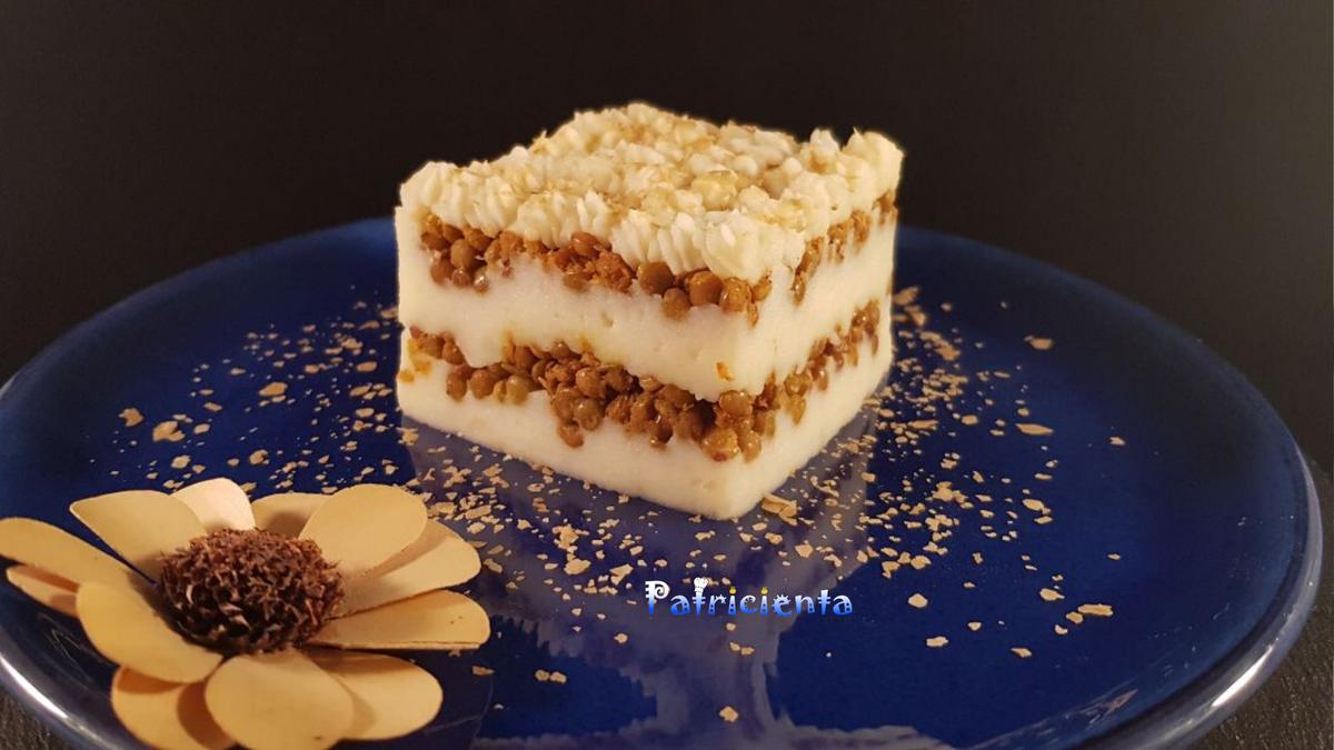 Pastel de lentejas al curry con crema de patata y coco