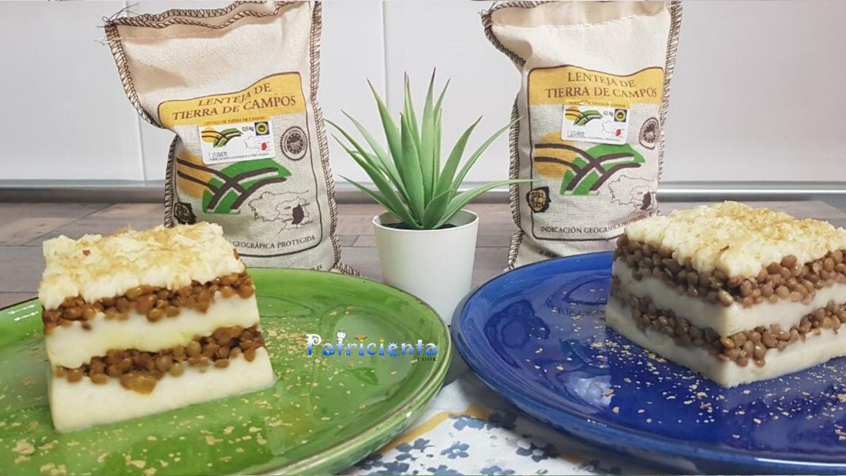 Pastel de lentejas al curry con crema de patata y coco