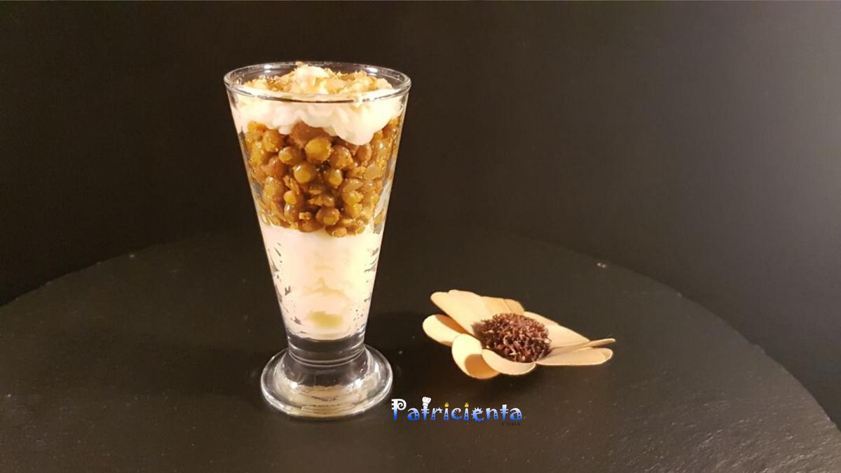 Pastel de lentejas al curry con crema de patata y coco