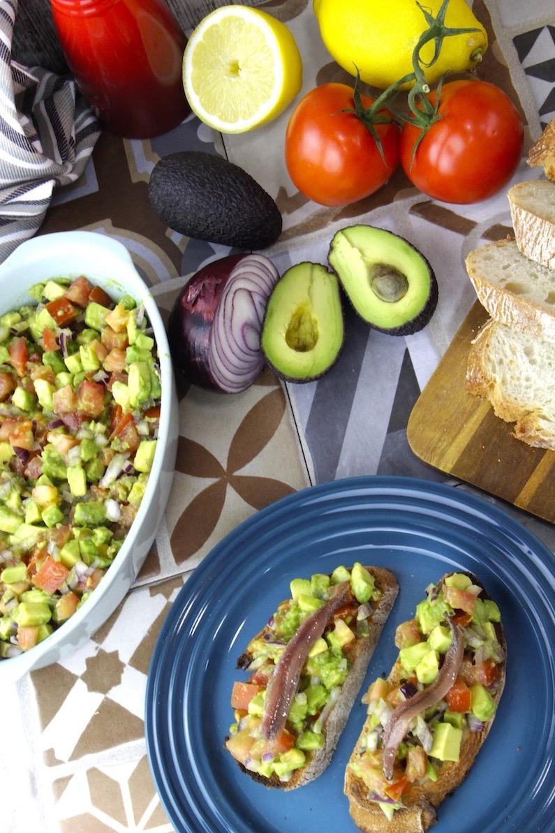 Tostas de aguacate, tomate y cebolla