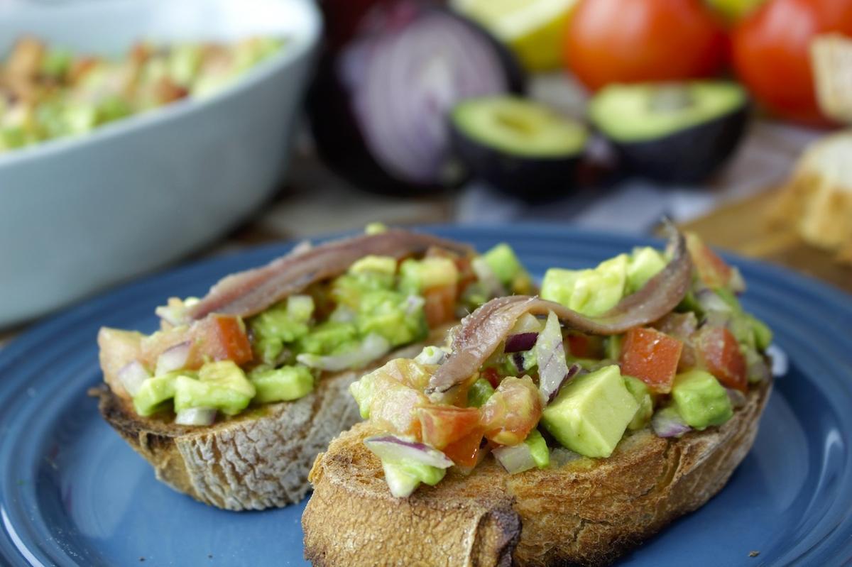 Tostadas de aguacate, tomate y cebolla