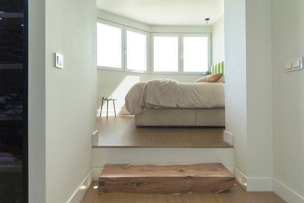 decoralinks | reforma atico - dormitorio elevado con mucha luz