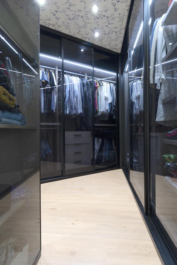 decoralinks | vestidor con frentes de cristal y techo empapelado