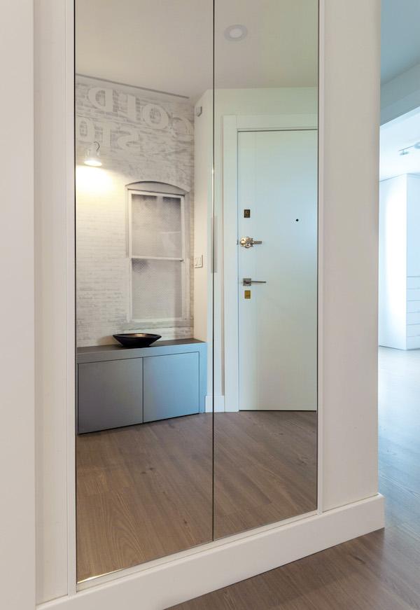 decoralinks | armario pasillo que esconde cuadro de luces