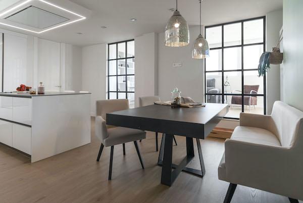 decoralinks | reforma atico - puertas de crittal entre el comedor y el salon