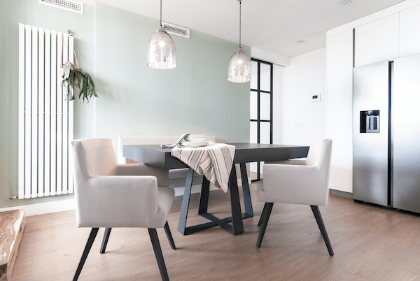 decoralinks | reforma atico - comedor con mesa extensible y banco y butacas