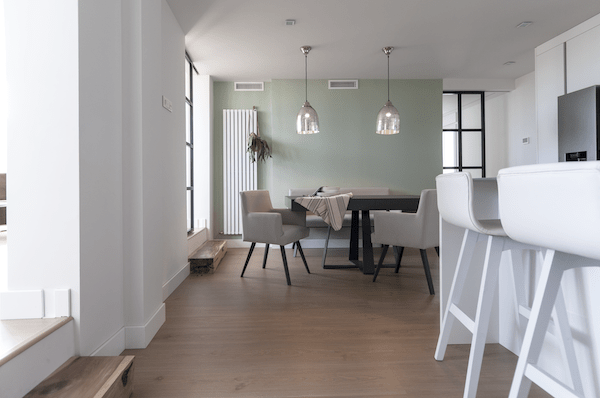 decoralinks | reforma atico - escalones exentos en madera de sabina