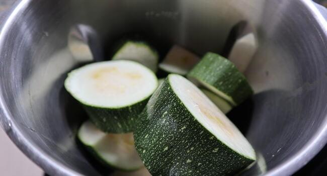 Echar los calabacines para picarlos