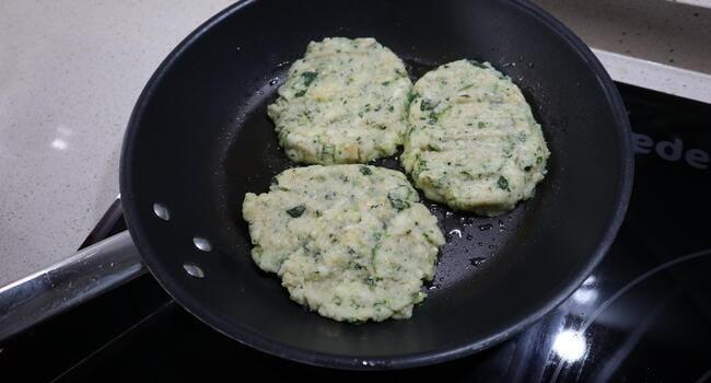 Hacer las hamburguesas sanas a la plancha