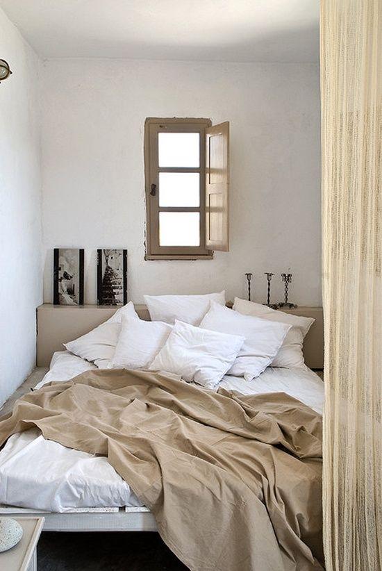 camas deshechas blanco y beige