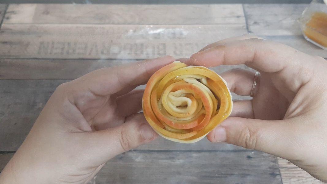 Rosas de hojaldre, manzana y canela