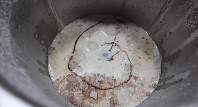 Echamos los ingredientes y movemos todo para mezclarlo bien