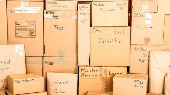 Etiqueta las cajas de la mudanza. Vïa Guardatodo.