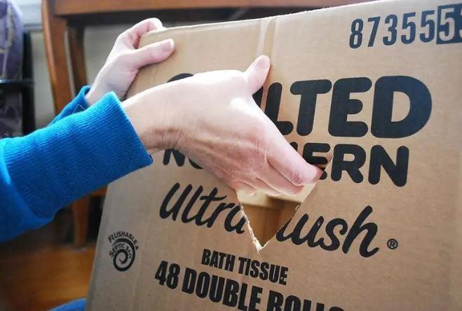 Agarre cajas de mudanza. Vía Buzzfeed.