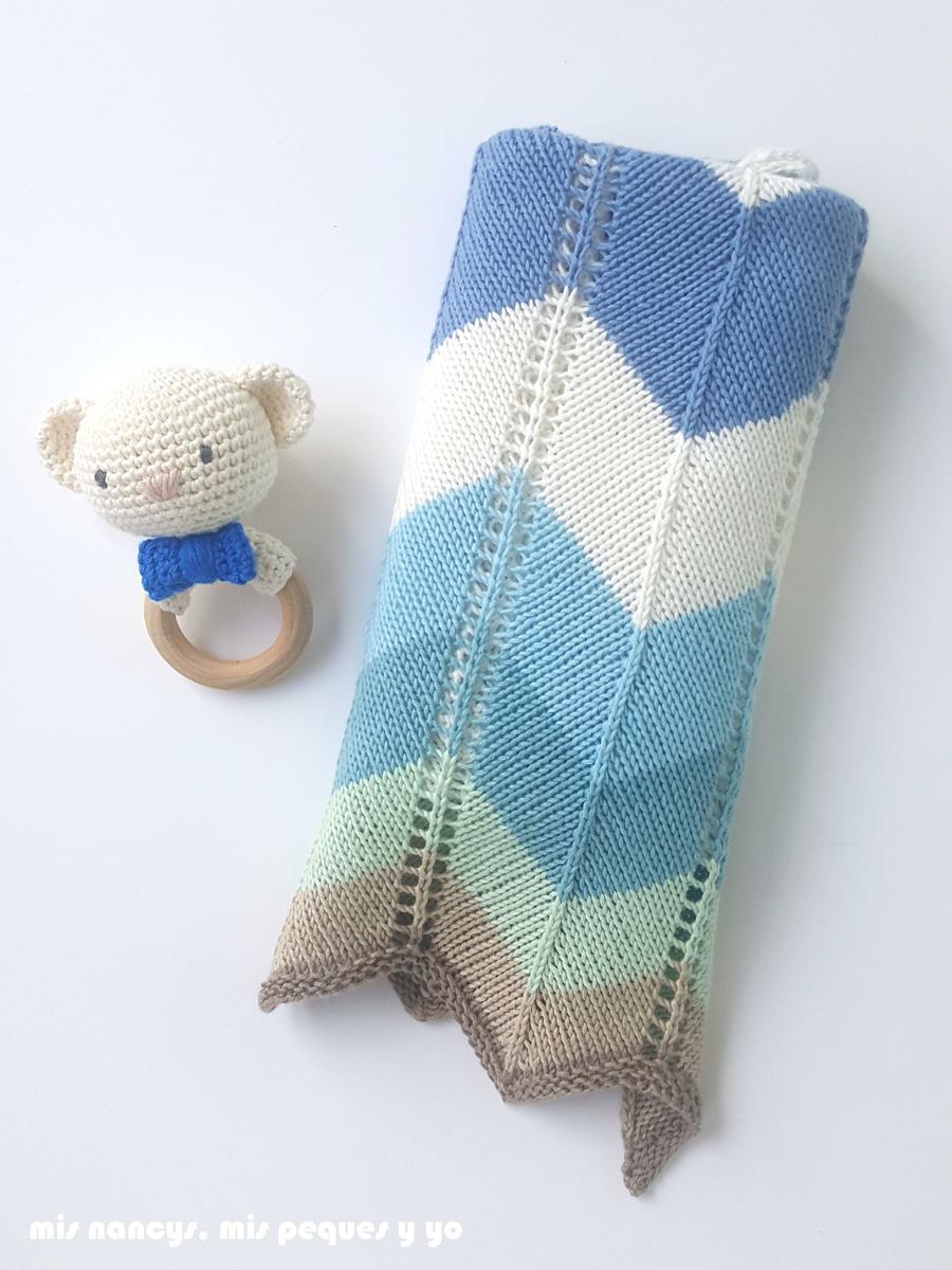 mis nancys, mis peques y yo, manta para bebe en zig zag, sonajero mordedor amigurumi osito a juego con la manta