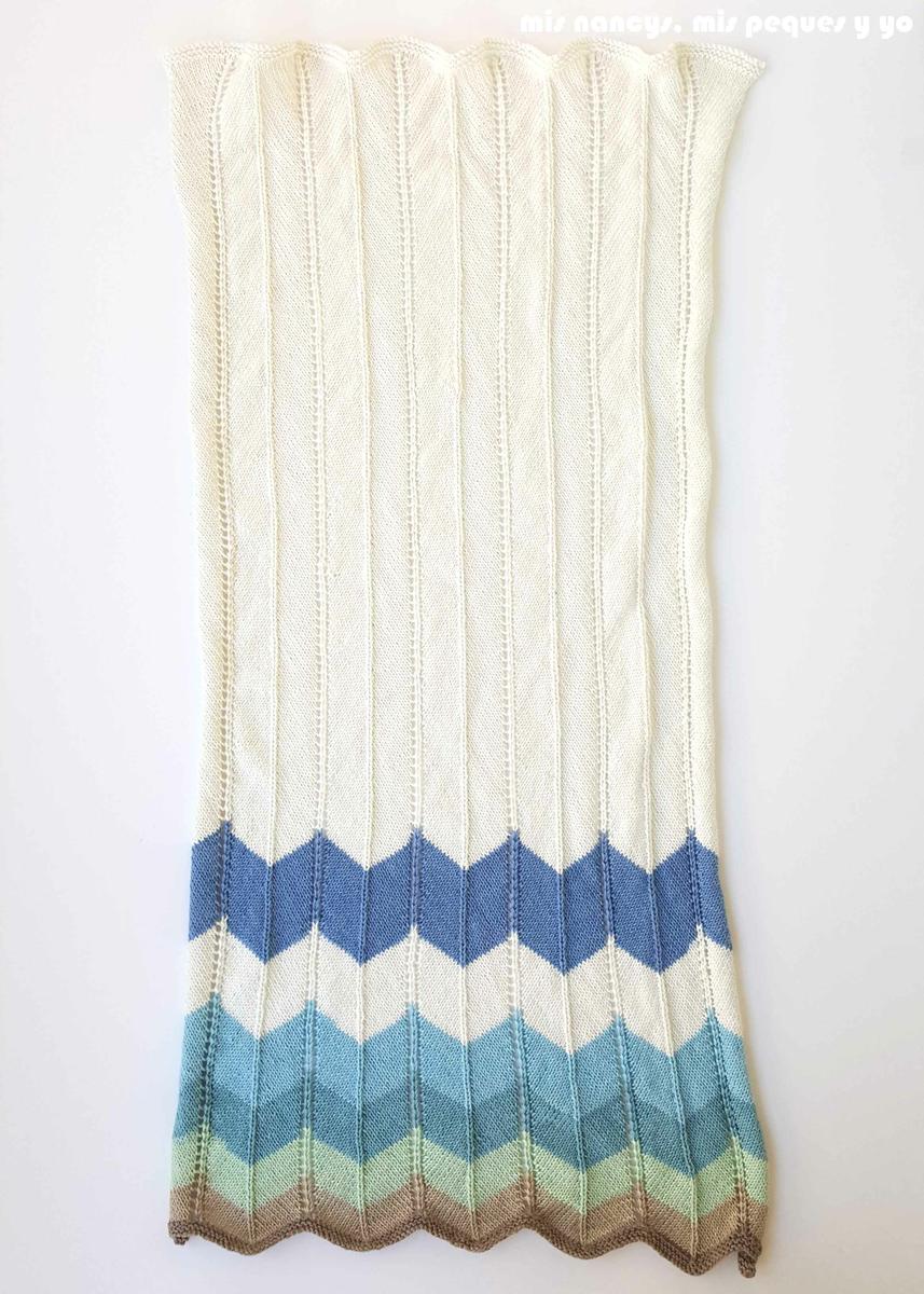 mis nancys, mis peques y yo, manta para bebe en zig zag, manta terminada de tejer sin bloquear