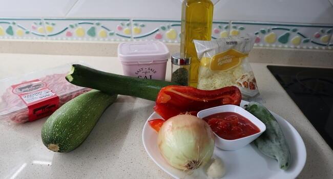 Los ingredientes necesarios para hacer los calabacines rellenos con Thermomix