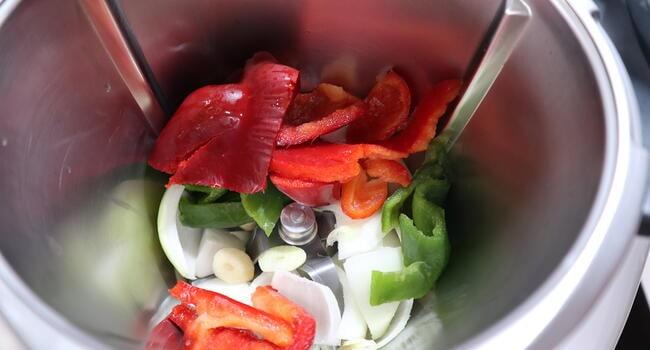 Echamos ahora verdura para picarla