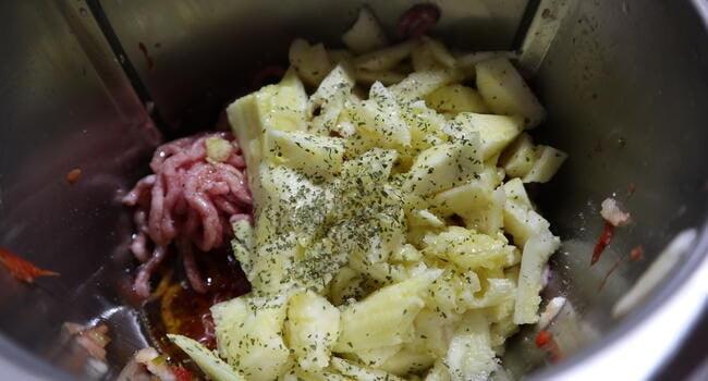 Echamos ahora el calabacín y la carne picada