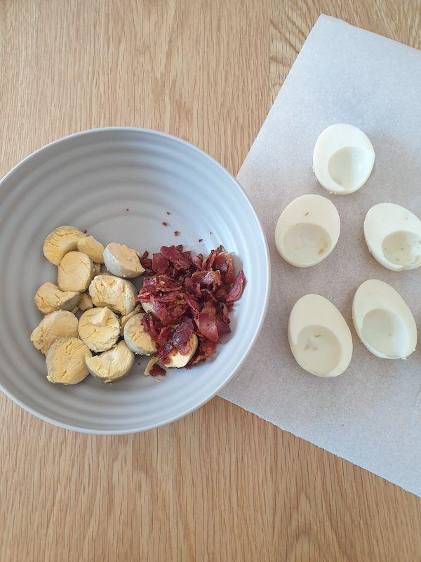 huevos cocidos y beicon