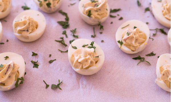 huevos rellenos bacon y queso crema