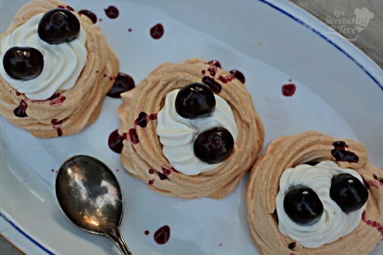Aquí te traigo la receta para preparar unas maravillosas pavlovas con picotas del Jerte
