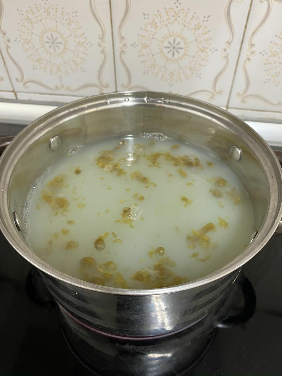 Calentamos el jabón con agua caliente y añadimos el resto de ingredientes