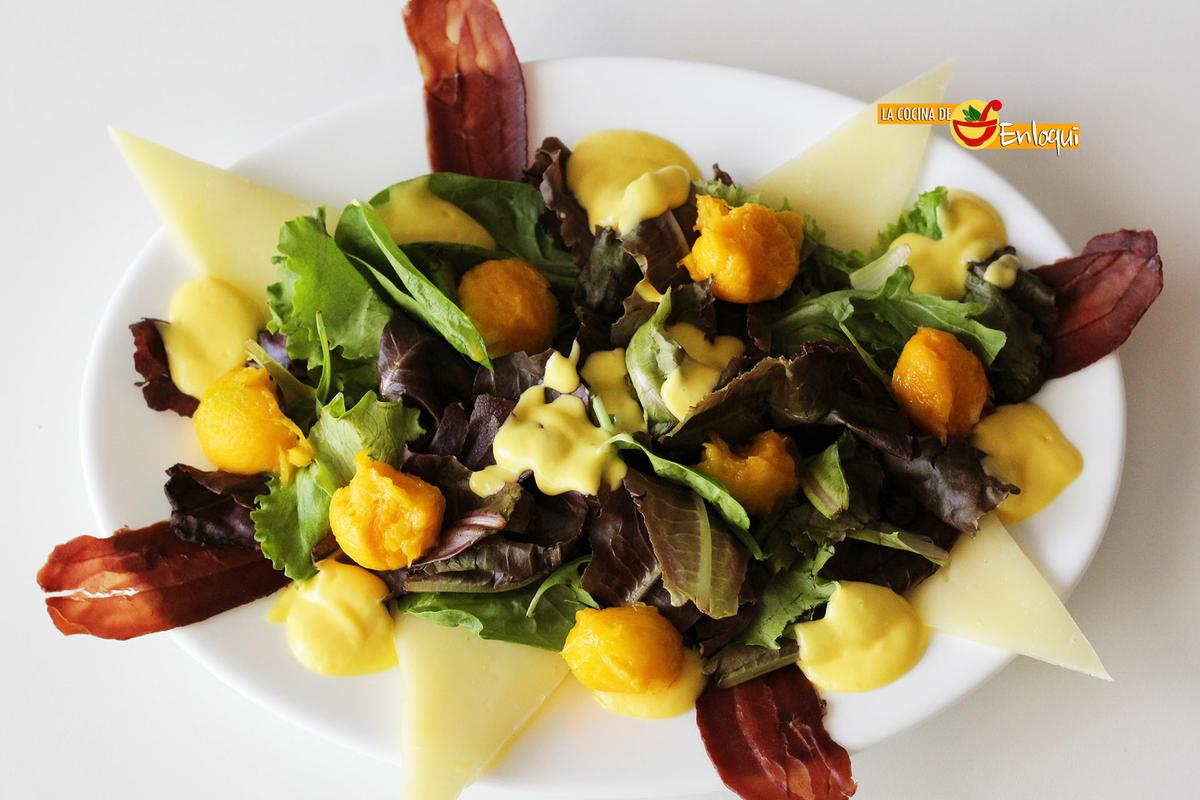 Ensalada gourmet con cecina y mango