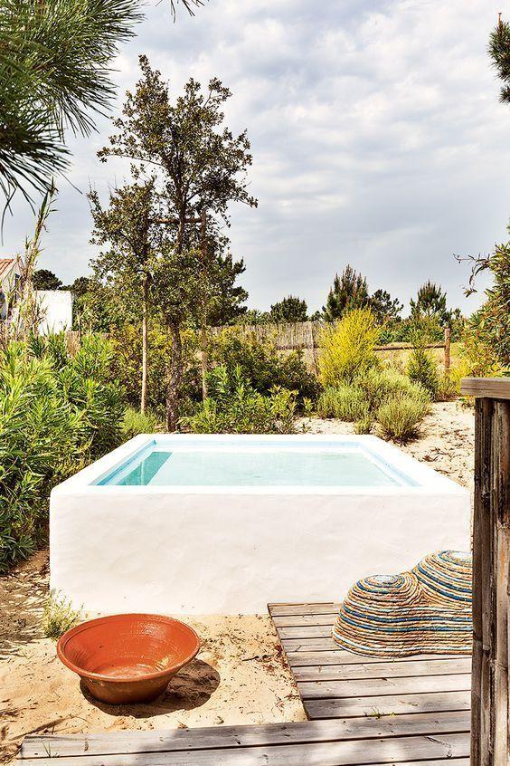 pequena piscina en el jardin huerto