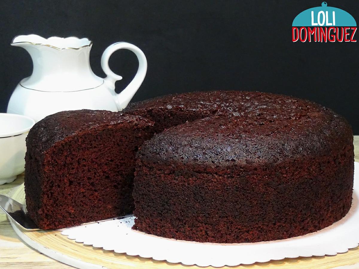 BIZCOCHO HÚMEDO DE CHOCOLATE ¡CON MUCHA AGUA! Un bizcocho que te va a sorprender por su textura tierna y muy esponjosa y por lo húmedo que queda, se hace fácilmente y con mucha agua, ¡SI AGUA!