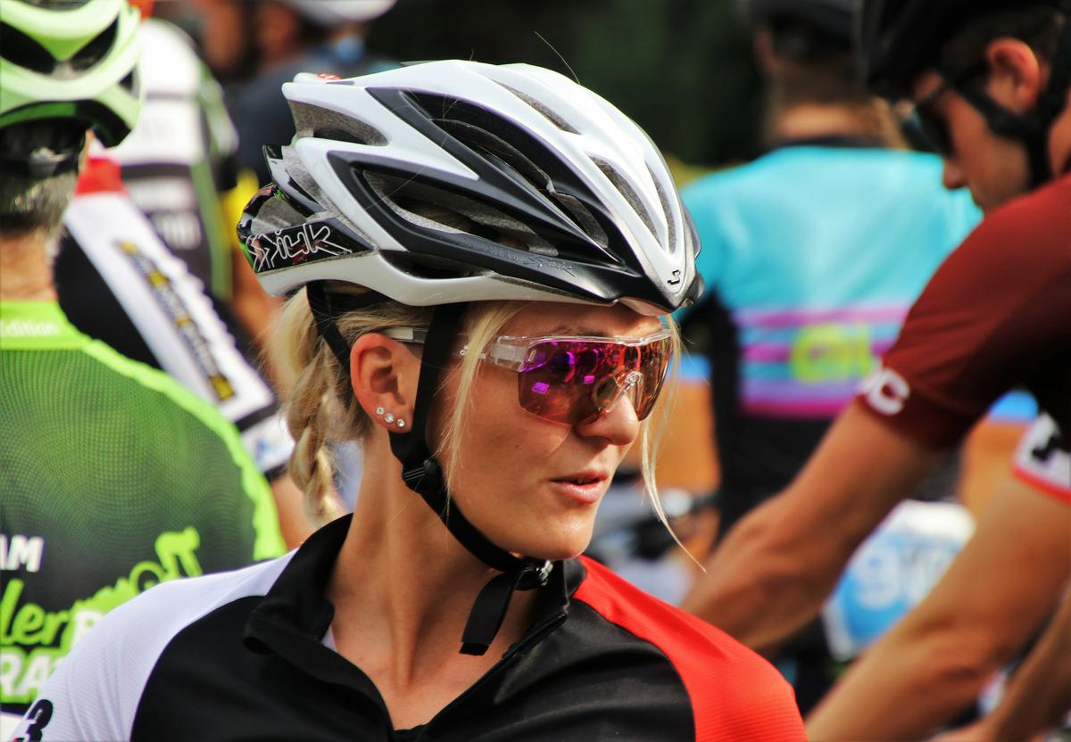 mujer con gafas de pantalla y casco para bicicleta