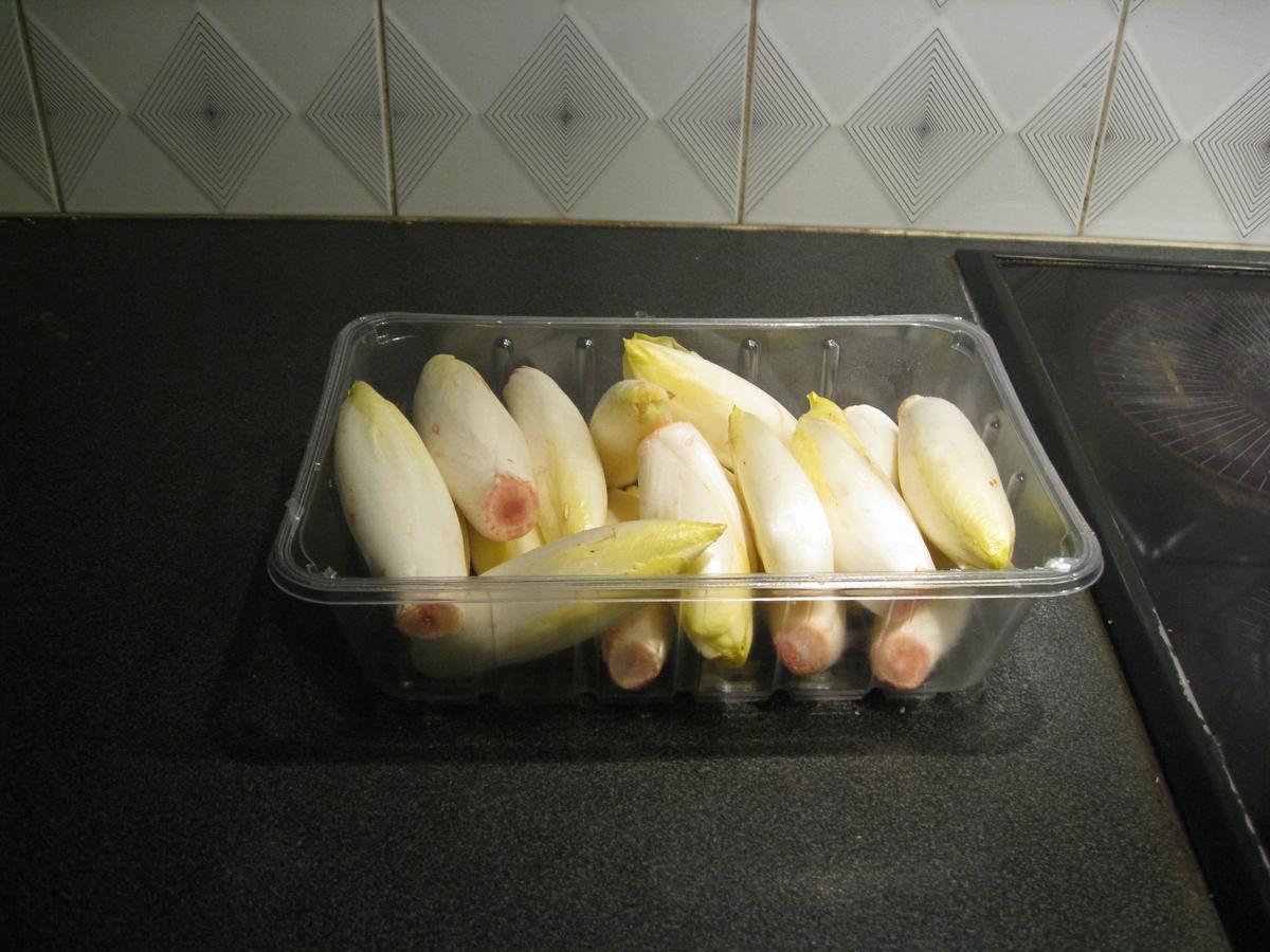 Endivias con jamón york y salsa de queso