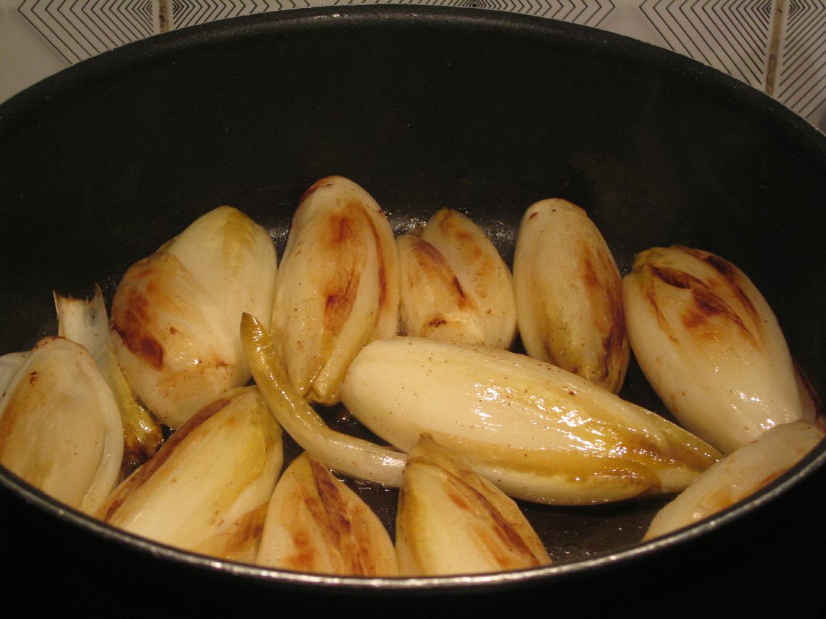 Endivias con jamón york y salsa de queso