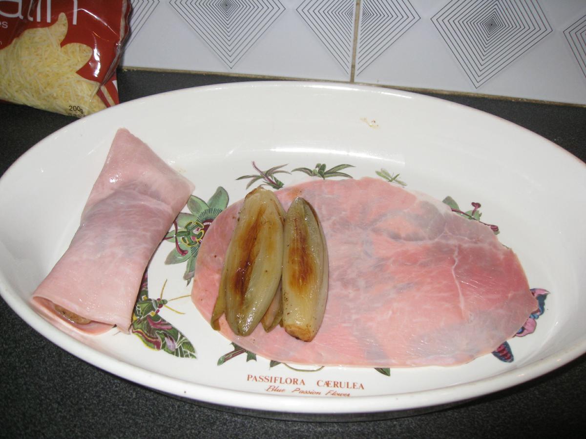 Endivias con jamón york y salsa de queso