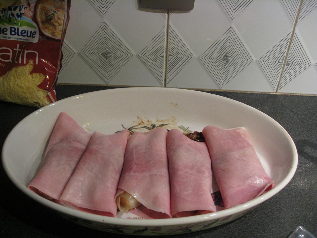 Endivias con jamón york y salsa de queso