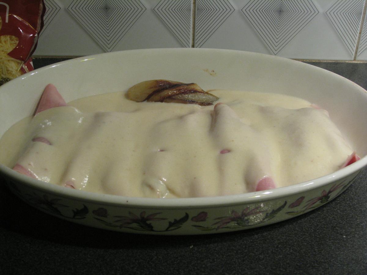 Endivias con jamón york y salsa de queso