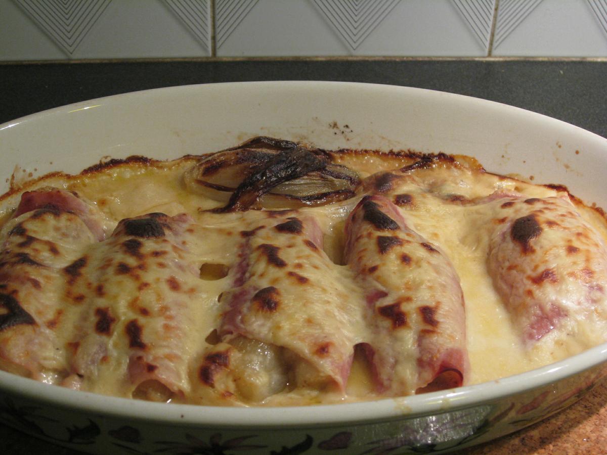 Endivias con jamón york y salsa de queso