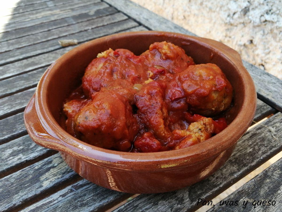 albondigas con tomate en crock pot - pan uvas y queso 