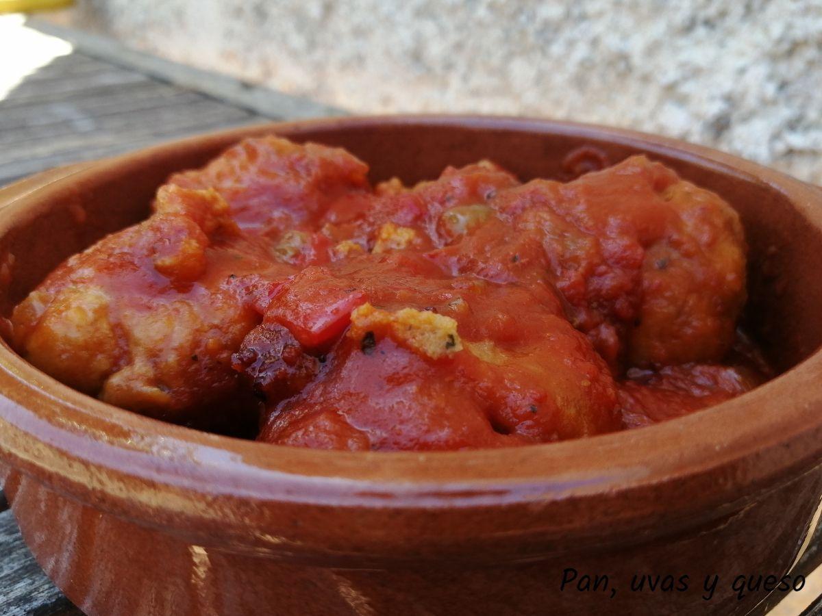albondigas con tomate en crock pot - pan uvas y queso