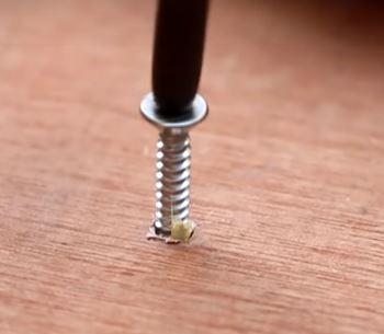 Palillo para enroscar un tornillo. Vía ThaiTrick.