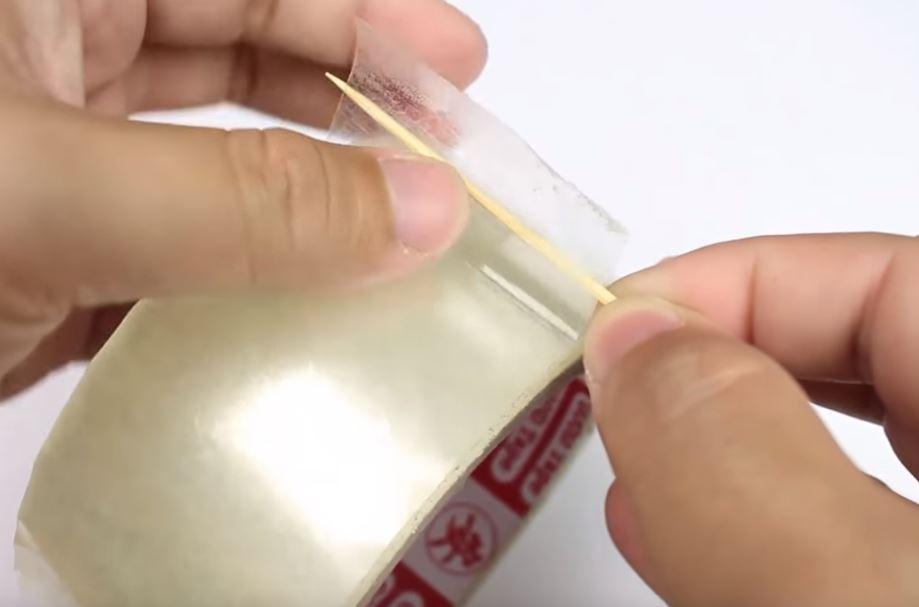 Mondadientes para cinta adhesiva. Vía CoolThings.