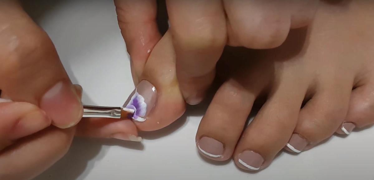 uñas decoradas con flores neggras