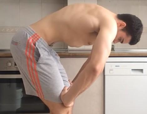 hipopresivo apoyado d emanos sobre las rodillas