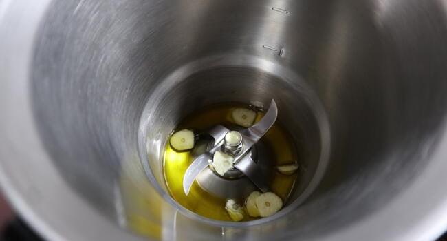 Echamos los ajos para sofreír 