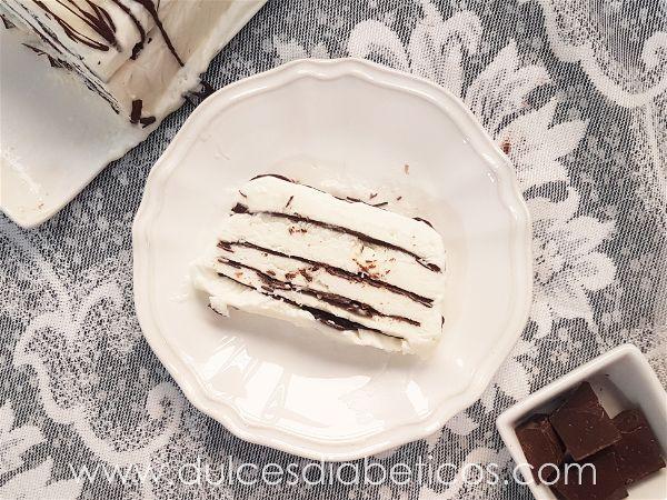 Porcion de comtessa - tarta helada de nata (crema de leche)