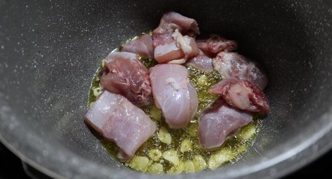 Echamos el conejo y lo freímos en la cubeta